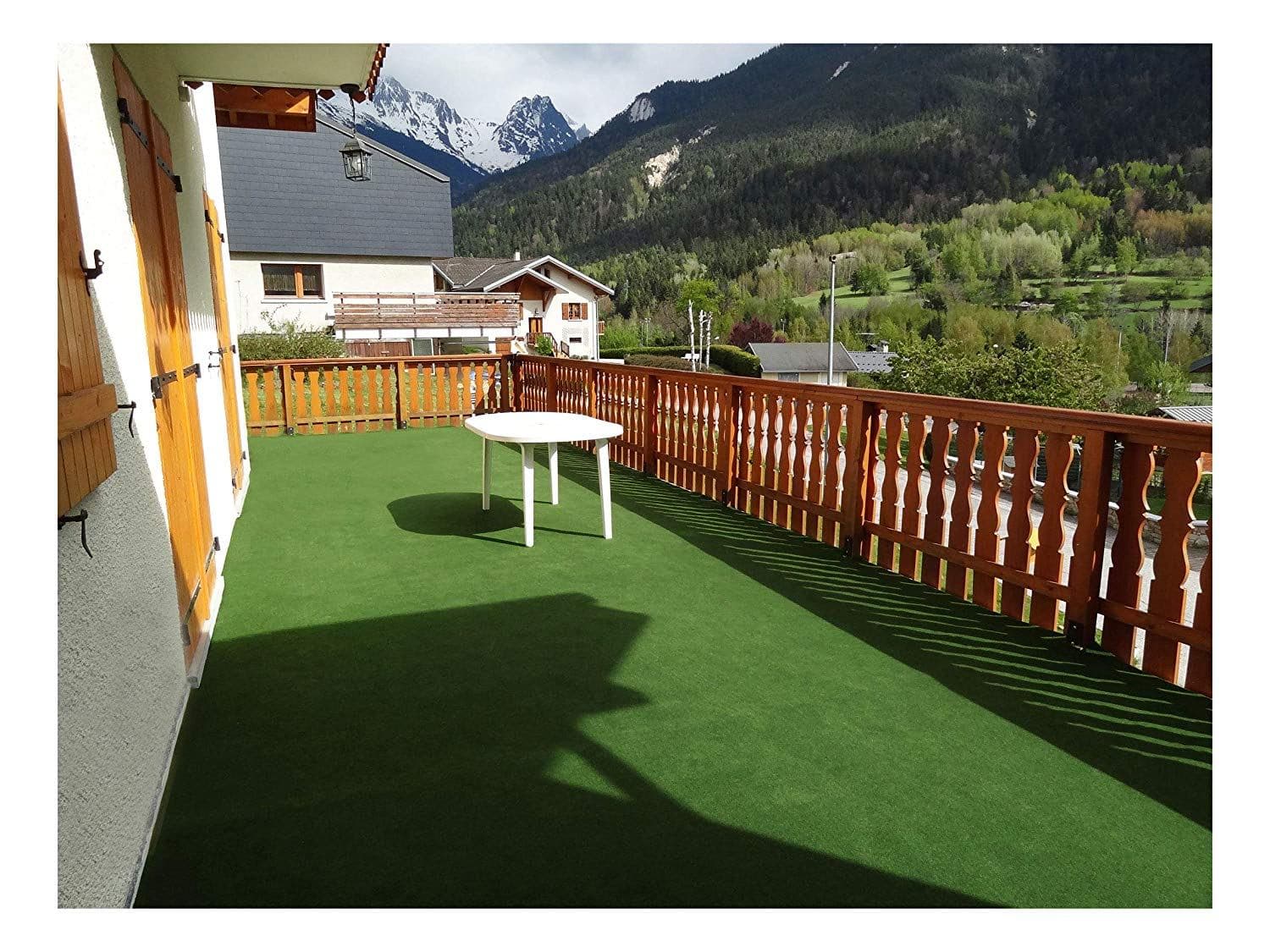 Comment nettoyer le pelouse synthétique sur la terrasse ?