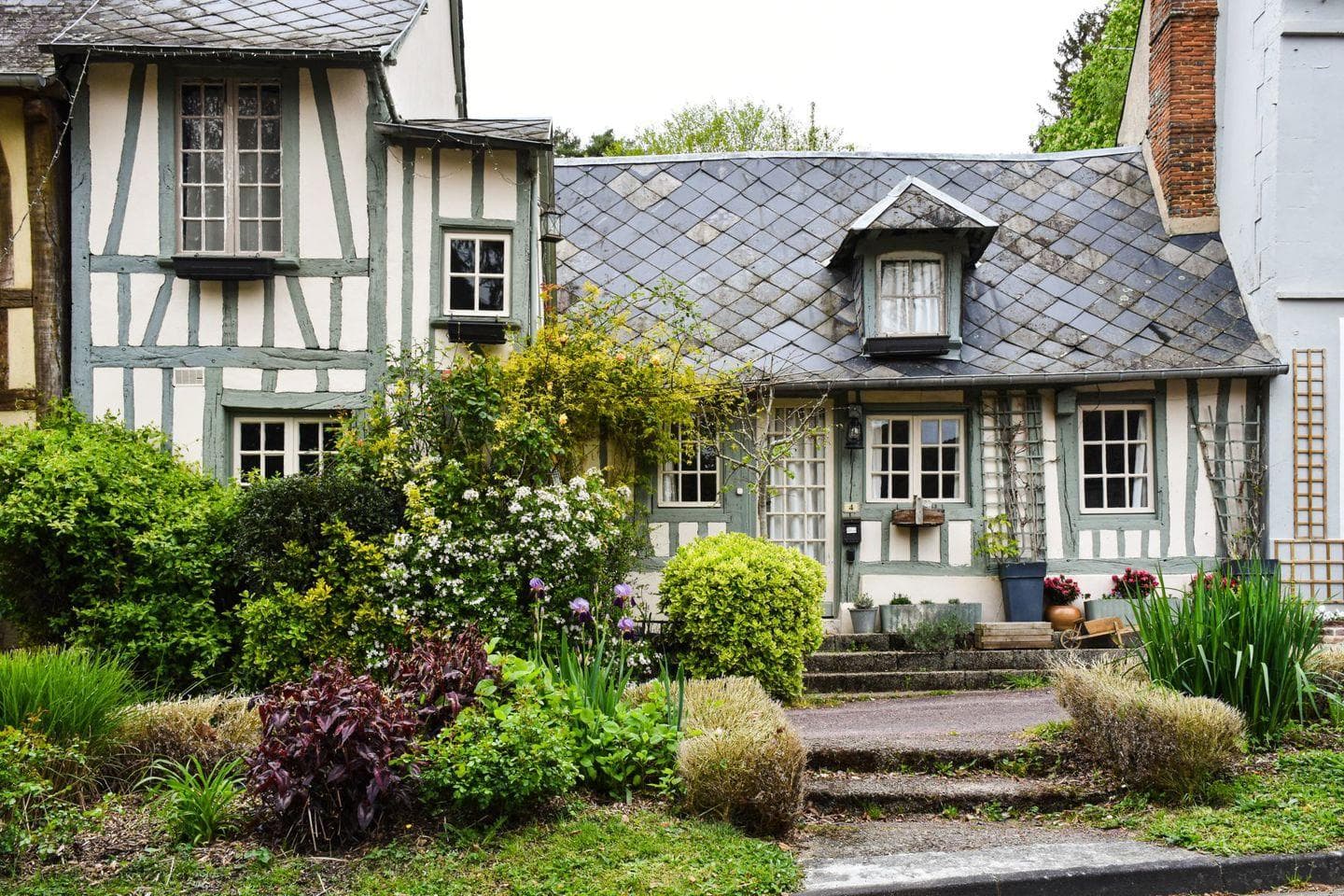 Quel matériau de terrasse choisir pour résister à l’humidité de votre jardin normand ?